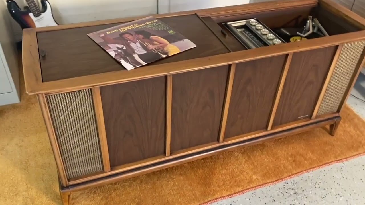 The Dane, 1967 Magnavox Astro-Sonic Stereo Console - YouTube