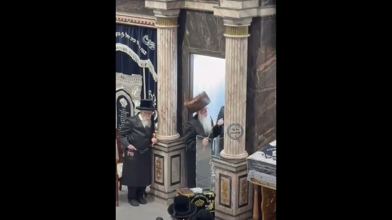 כ"ק האדמו'ר מצאנז בהדלקת נר ראשון של חנוכה