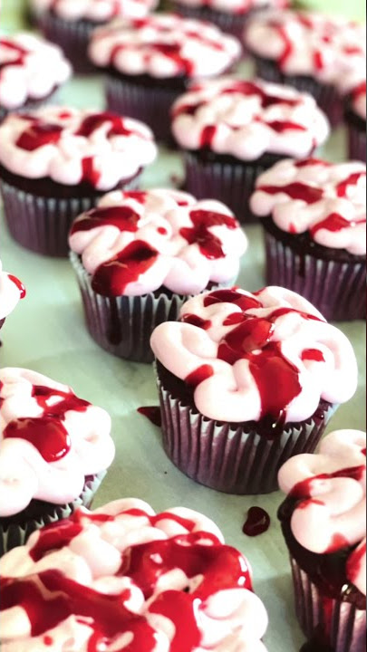 Easy Halloween cupcakes! | bloody brain cupcake tutorial