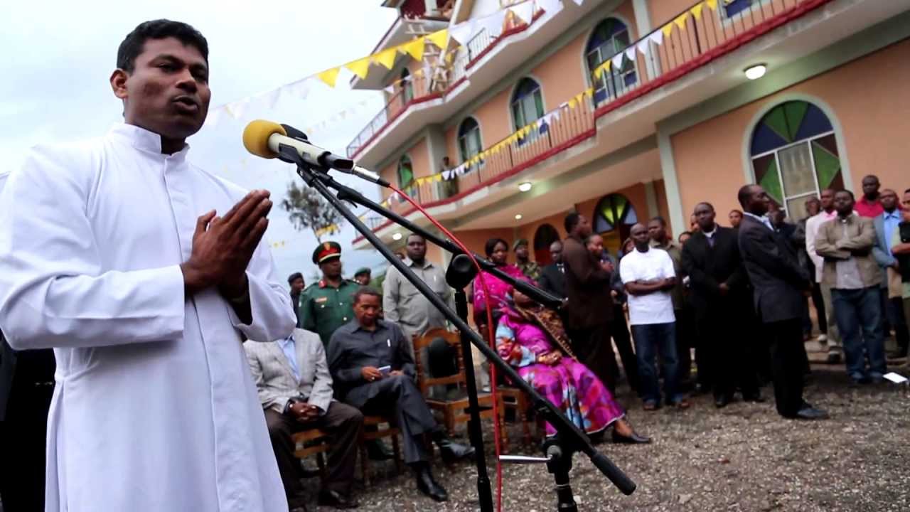 BABA PAROKO WA KANISA LA MTAKATIFU JOSEPH, ARUSHA, AKITOA NENO