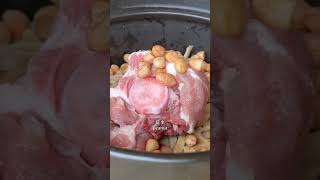 做一道笋干猪骨汤，清凉下火，汤鲜味美 Make a pork bone soup with dried bamboo shoots, the soup is delicious