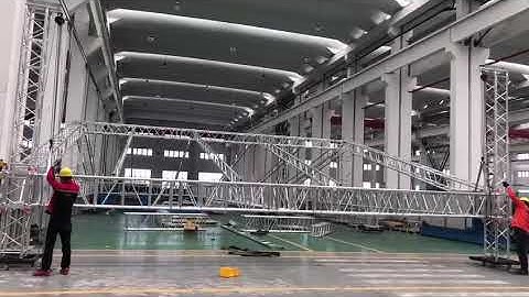 Manual hoist lifting roof truss