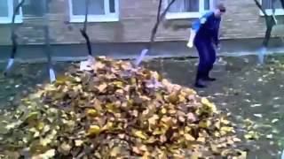 Мент раводит костёр Russian policeman set fire leaves)