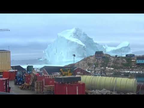 Innaarsuarni iluliarsuaq / Huge iceberg in Innaarsuit, Greenland - Danger of collapse