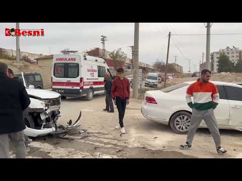 Besni Devlet Hastanesi Kavşağında Trafik Kazası: 2 Yaralı
