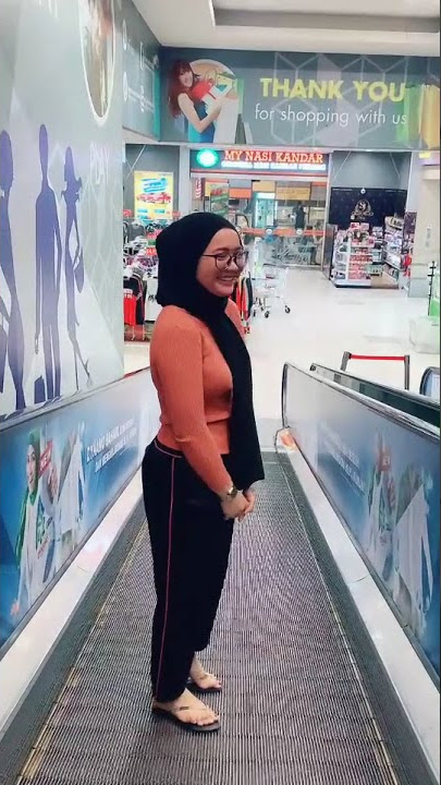 Awek viral menari di mall pakai baju ketat #shorts