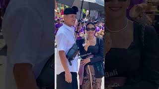 Download Lagu Kebersamaan Jero Happy Salma bersama Suami dlm kegiatan Pelebon di Ubud MP3 Download Lagu Kebersamaan Jero Happy Salma bersama Suami dlm kegiatan Pelebon di Ubud MP3
