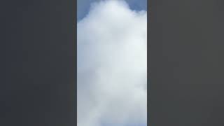 เครื่องบิน บินเข้าไปในก้อนเมฆค่ะ