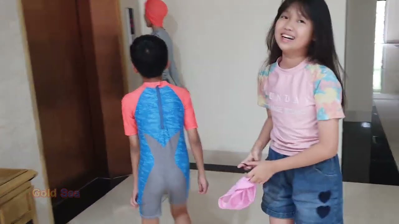 3 chị em gold sea lên tầng 12 tắm bể bơi vô cực, Blue sea thấy nước lạnh quá nên bỏ về