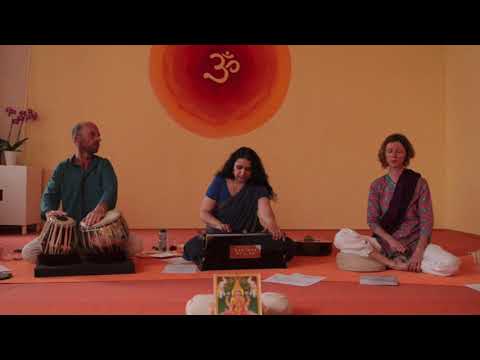 Hari Hari Bol/Vasu Deva (live) - Ein Mantra zum Mitsingen
