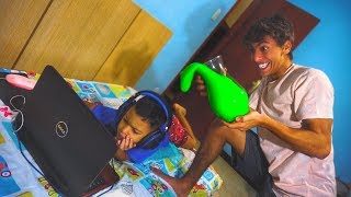 JOGUEI SLIME NO MEU IRMÃO MAIS NOVO! (SLIME PRANK)