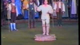 Robert D. Smith as Stolzing sings "Morgenlich leuchtend"