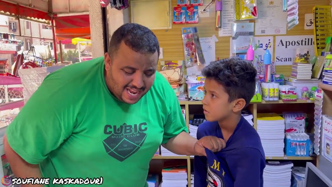 رجل عجوز لم يستطع شراء أدوات المدرسة لإبنه الصغير...وضحكو عليه الأطفال🥺(فحدث معجزة الله)