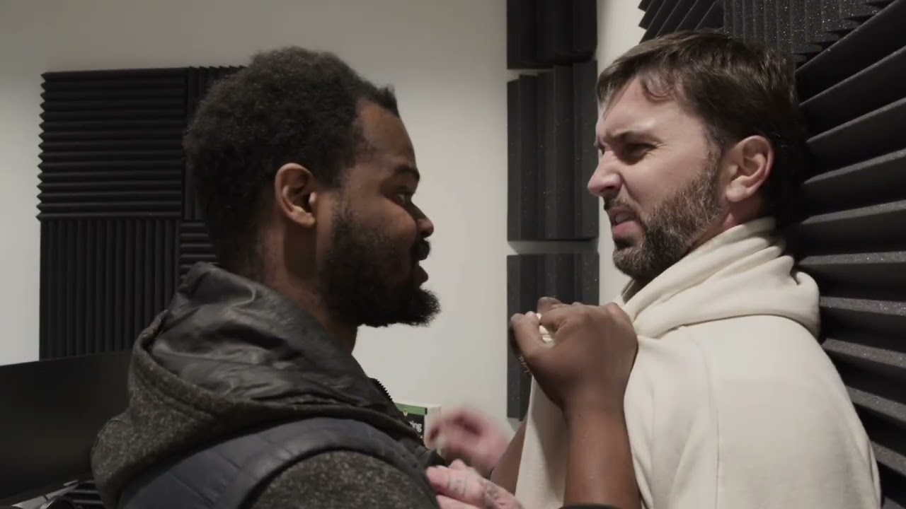 Добро пожаловать в Город Винтов | Ааден против Кью-Дога - Драка в вашем доме