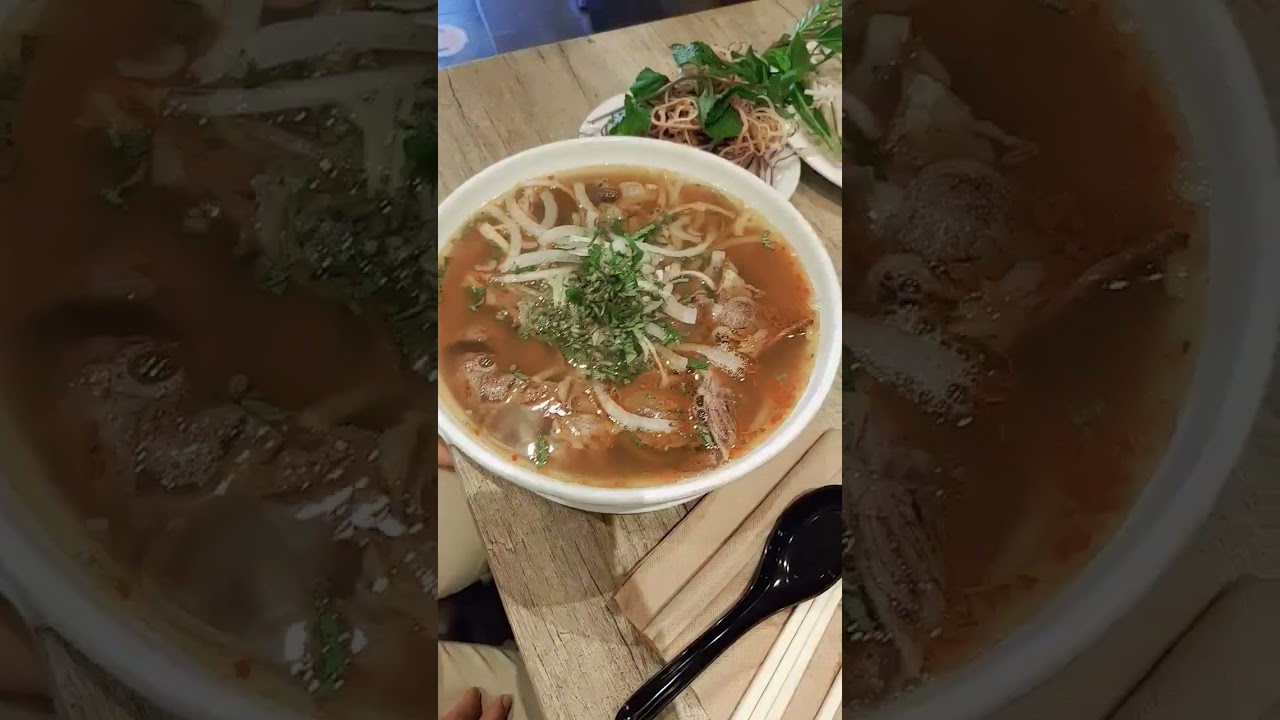 Reviewing Pho in Canada!! 😋 