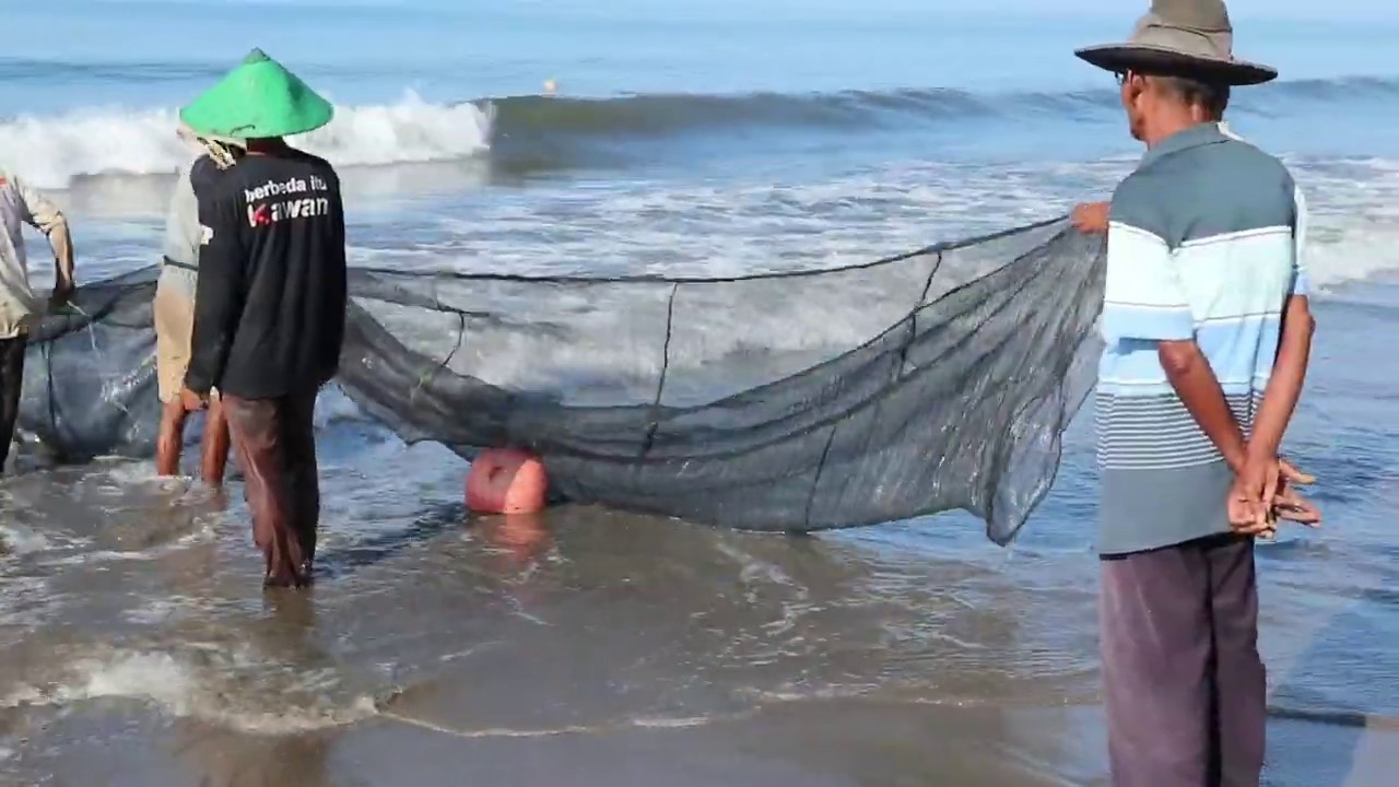 Pukat ikan tradisional di pesisir selatan