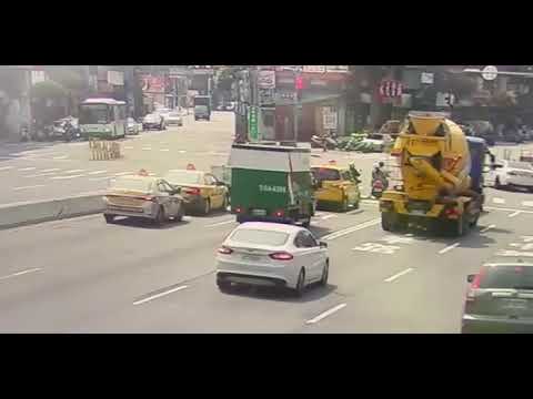 BMW 疑闖紅燈路口擦撞公車 駕駛送醫