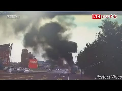 大貨車後車斗竄出火苗 火燒車畫面嚇壞路人 (民眾提供)