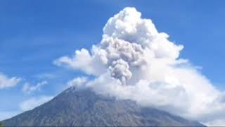 Endonezyada Agung Yanardağı Harekete Geçti