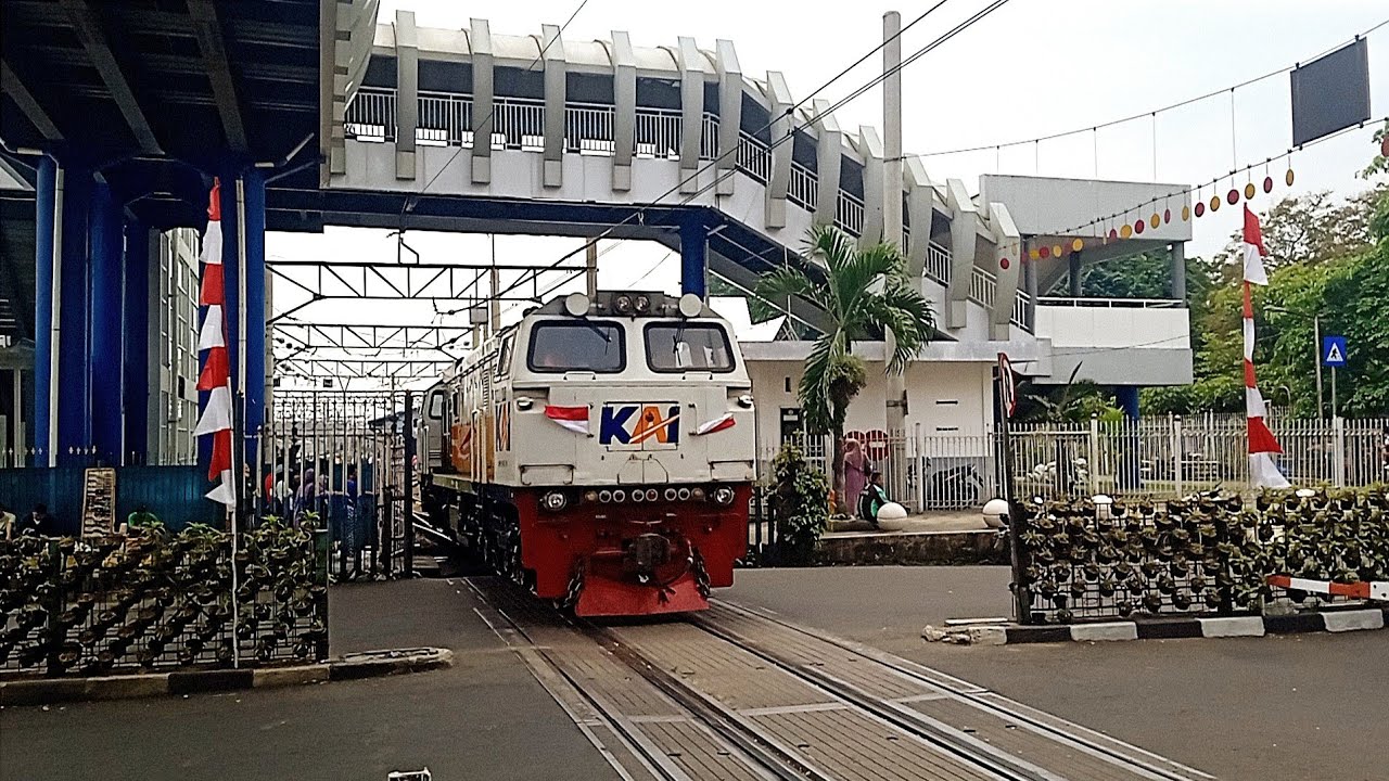 Nonton KA Pangrango Pada Siang Hari || Masinisnya Ramah Guyss...