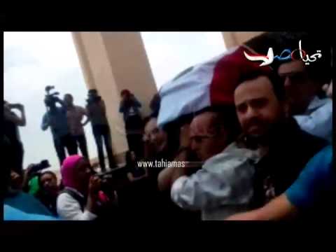 نجوم الفن يحملون نعش