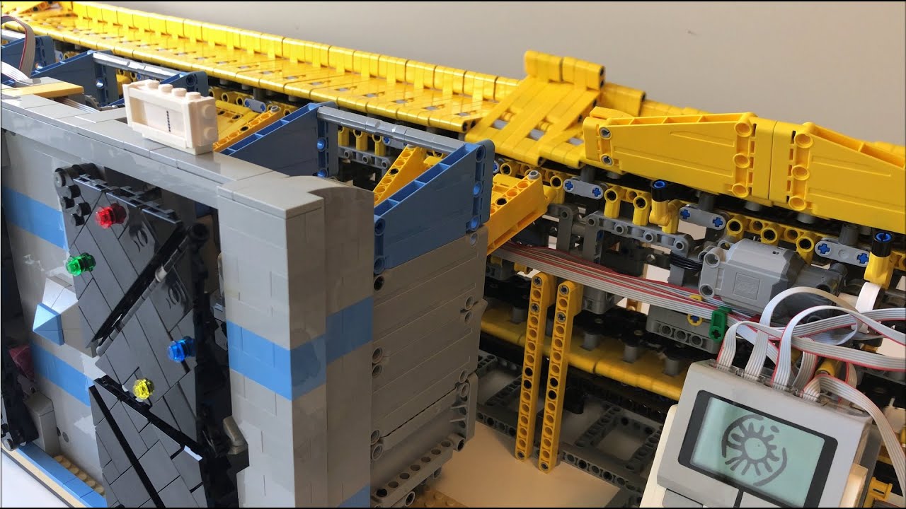 Large Lego conveyor belt to move four candies into the new torggler lockers (now in full HD, 60fps)