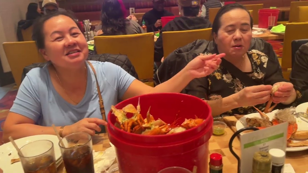 Peb mus noj Lobster pem Hard Rock.