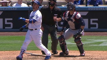 ATL@LAD: Grandal crushes a three-run shot in the 3rd