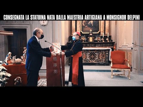 Consegnata la statuina nata dalla maestria artigiana a Monsignor Delpini