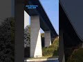 Assoziativ kommt mir, bei dem Song, ein anderes Wort in den Sinn.