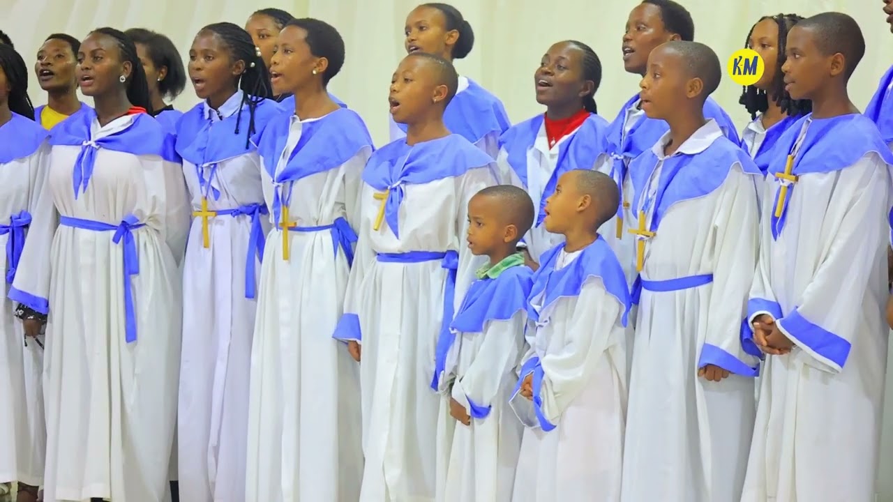 Aba Pueri Cantores ba Diyosezi ya Nyundo baririmbiye abitabiriye igitamo mu njyana iri classical