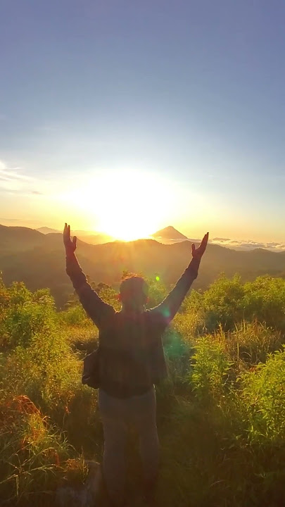 Sunrise Gunung Inerie dari Bukit Wolobobo Flores #inerie #wolobobo #flores