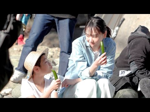 新垣結衣がキュウリをパクッ! 「うーん、おいしい!」(CM 十六茶 /新垣結衣 中村倫也 久石譲)