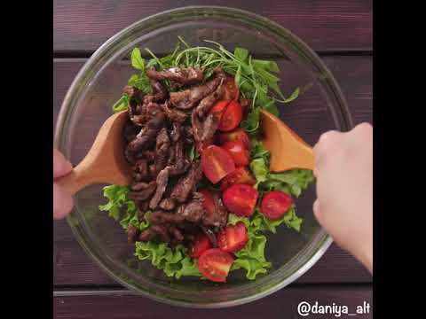 Теплый салат с рукколой и мясом