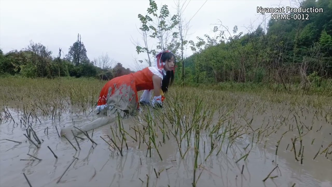 We’ve seen Reimu soaking in water… how about Reimu soaking in mud?