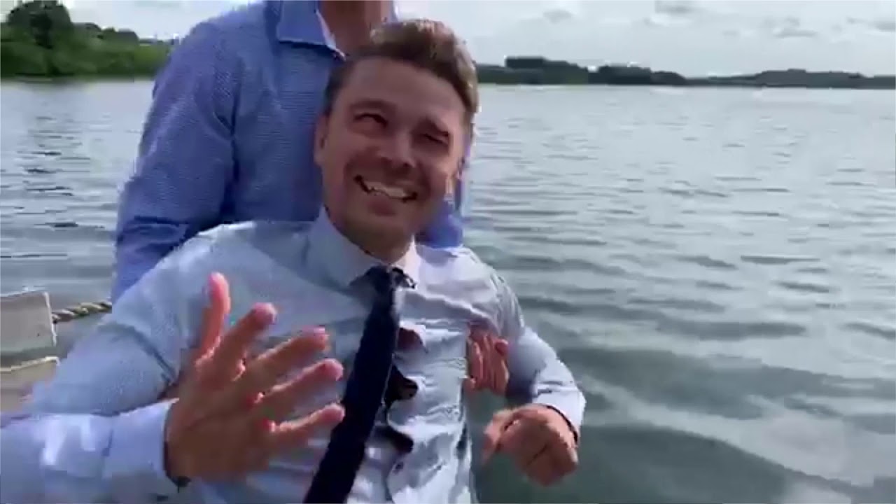 Salgschefen må i søen 🌊😂