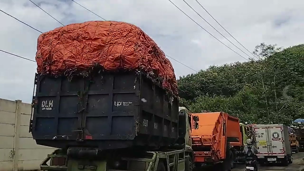 Antrian Truk Sampah Di TPS Sarimukti