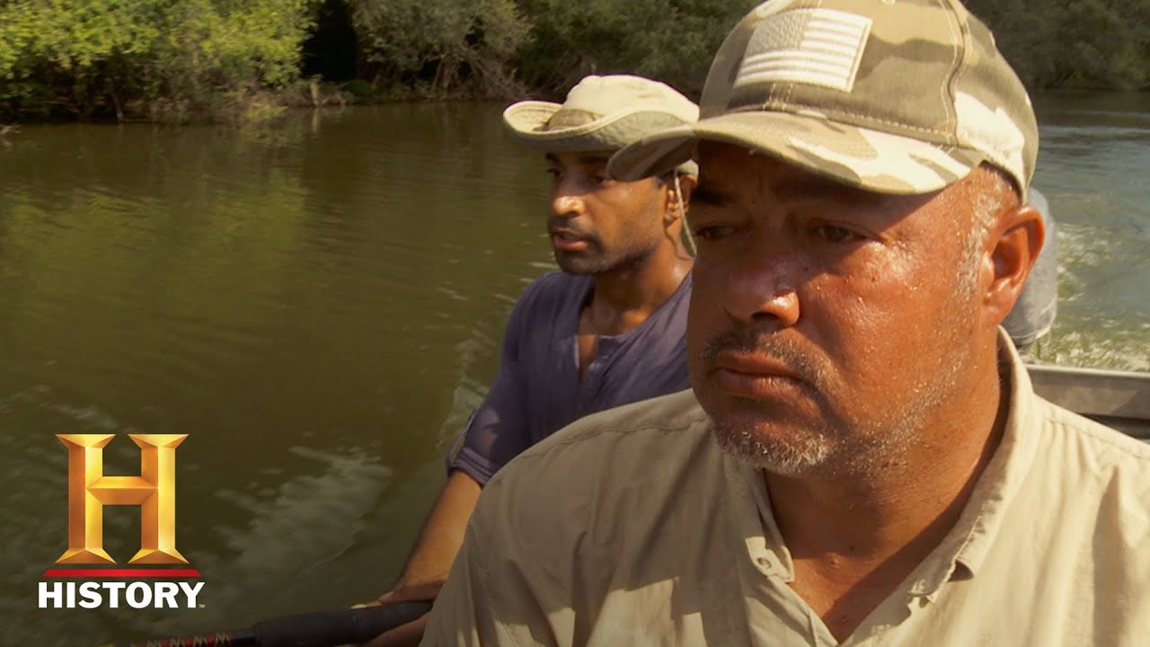 Swamp People: Bulldozer Alligator Sends Joey on a Wild Chase (Season 10) | History
