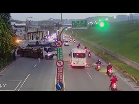 蘆洲吊車疑操作不慎撞倒電桿　險害路過騎士爆頭