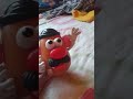 enseñando el cara de papa cosas que nunca ha vistos