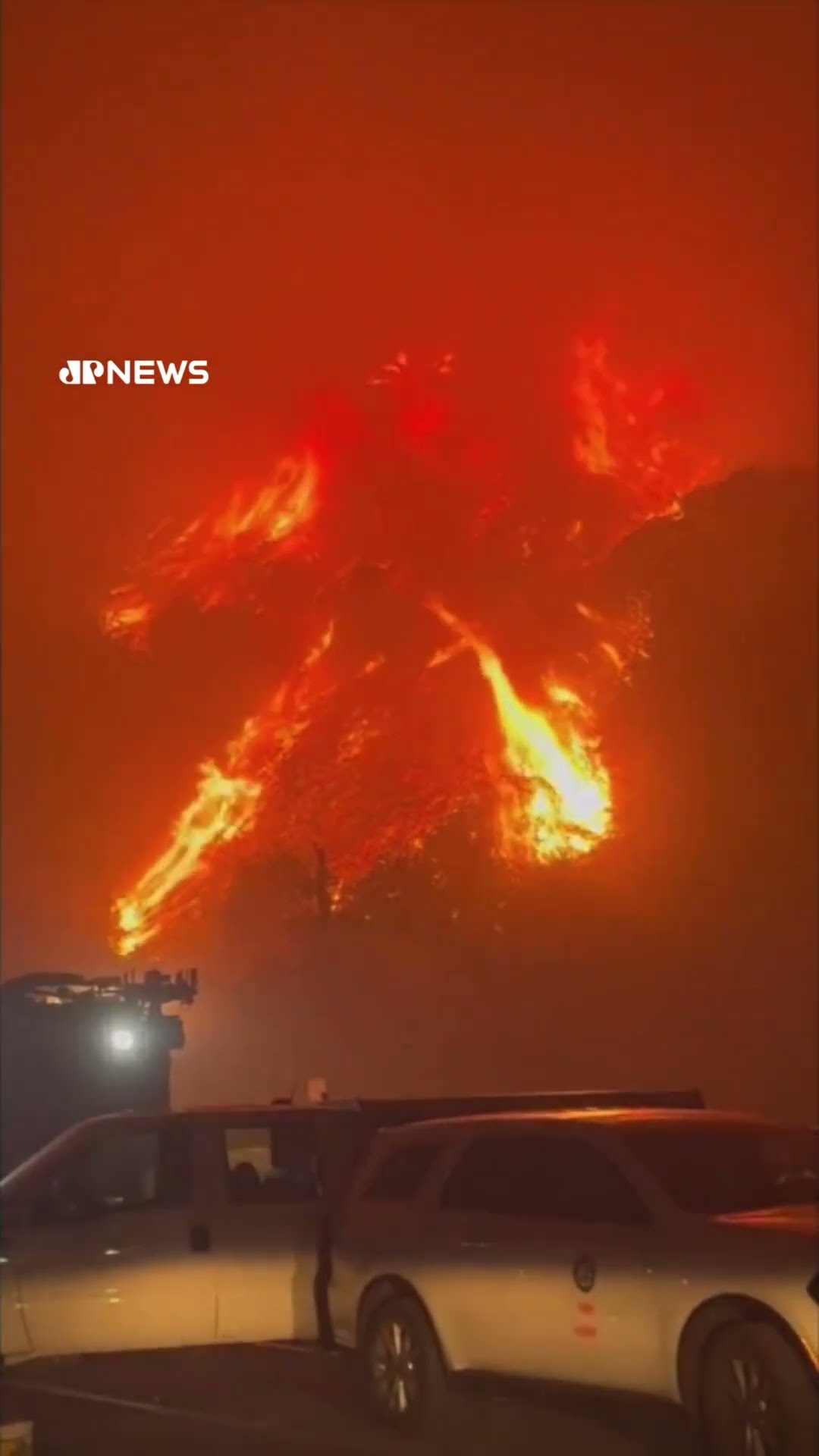 Incêndio florestal causa pânico em Los Angeles e força evacuação de 30 mil pessoas #shorts