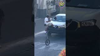 🚨 SE IBA A ESTRELLAR… PERO DECIDIÓ DESAFIAR LA GRAVEDAD EN PLENA CALLE 🤯🔥🎪 #ImpactoUrbano