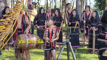 Hòa tấu đàn tơrưng đến từ làng Hàng Ring mơak jăk hrơi anơi