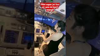 pilot air asia berbadan kecil mungil tetapi manis dan cantik nya ga ada obatt