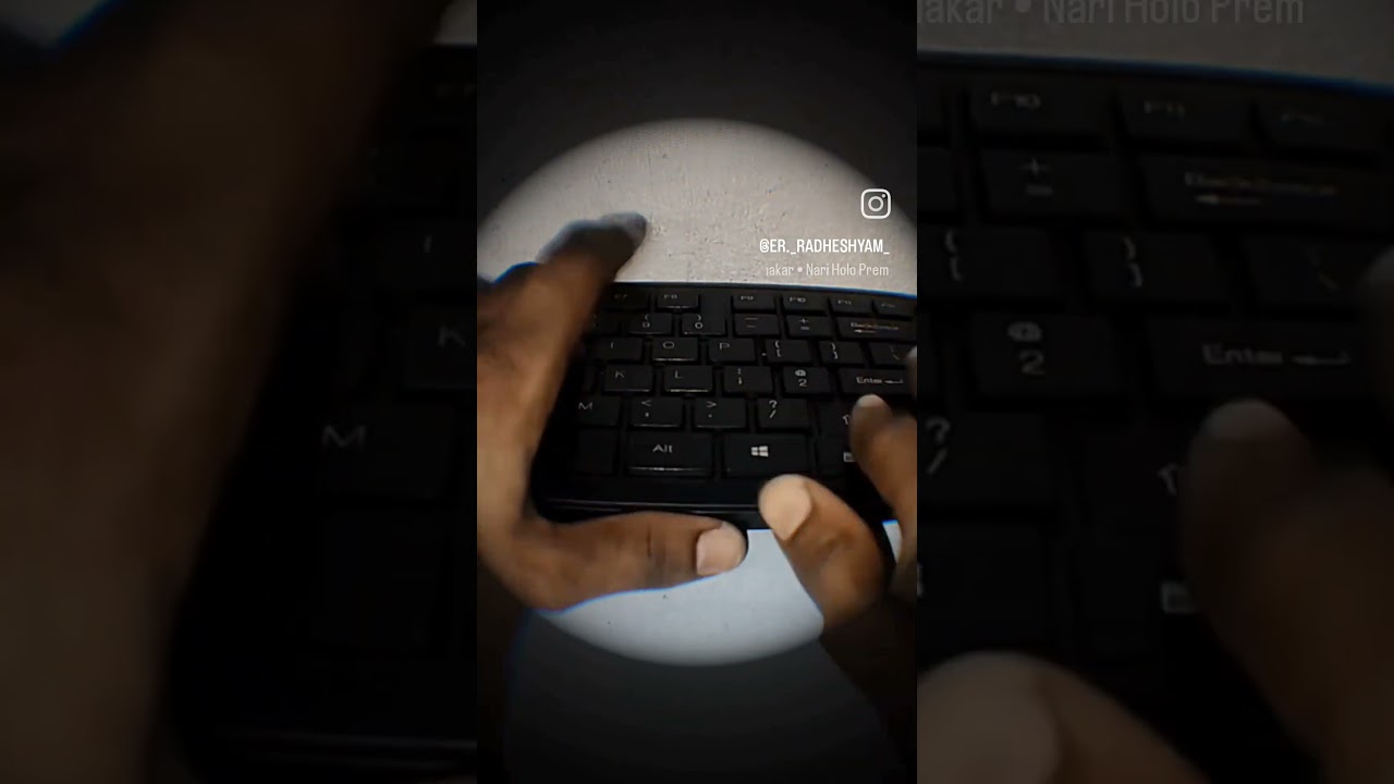 key board se pyano bajate hua