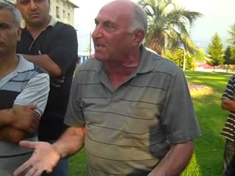 გამგებელმა პლაკატები მოიპარა