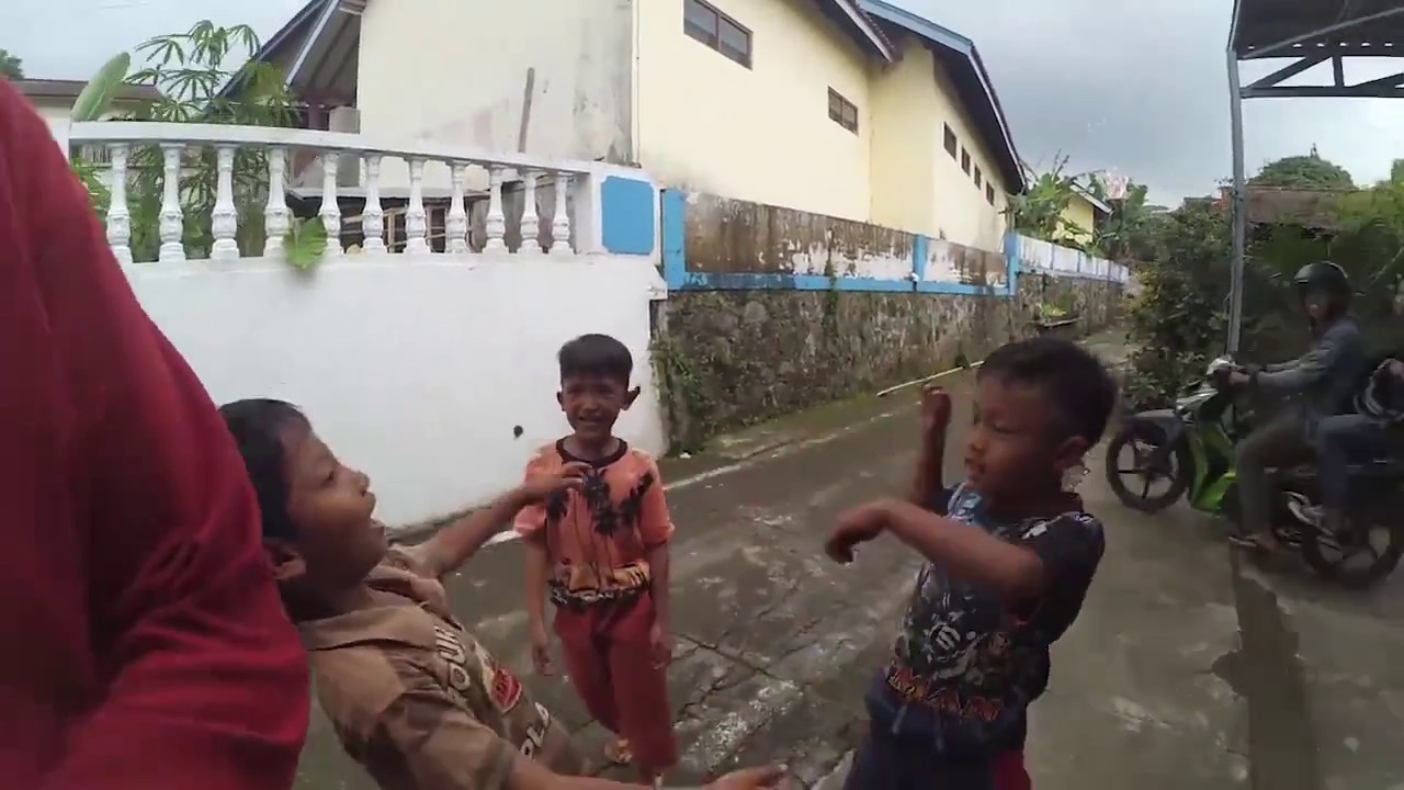 有趣的影片搞笑的小孩子们玩Hompimpa HD