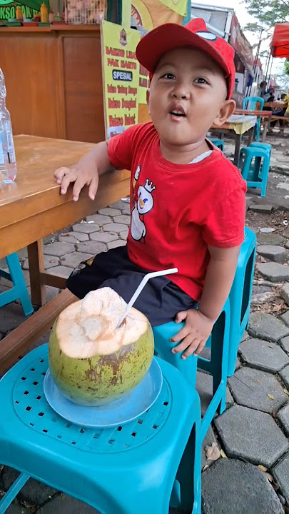 si boy akhirnya mau kelapa muda TAPI BOHONNG #shortsfeed #shorts #short #boy