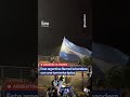 ARGENTINA DIGNA: un argentino flameó la bandera con una tormenta épica para recibir a la selección