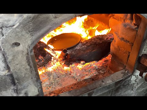 Видео: Как обжечь чугунную сковороду